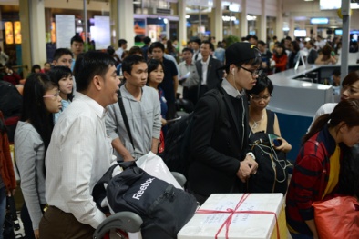 Chen chúc ở sân bay Tân Sơn Nhất ngày giáp Tết